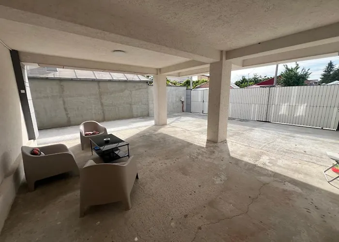 Апартаменти Everest 33 Garsoniera Бухарест